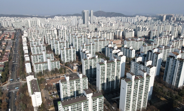 국토교통부가 준공 이후 30년가량 지난 1기 신도시 영구임대주택 단지 재건축 사업에 착수했다. 사진 뉴시스