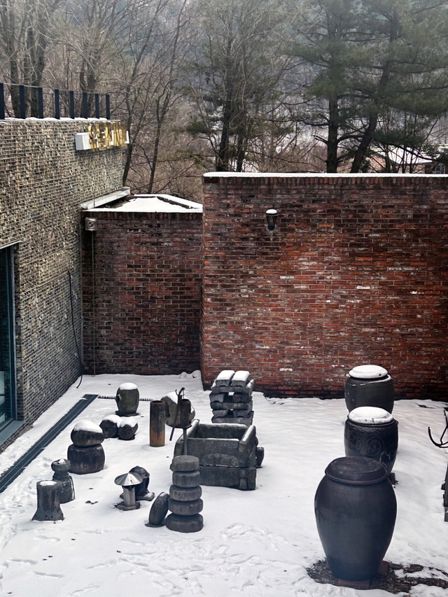 유물전시관 야외에 전시된 골동품 위로 눈이 내려앉았다.