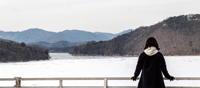 추위에 꽁꽁 언 강원 횡성군 횡성호 위로 흰 눈이 내려앉았다. 횡성호를 중심으로 이어지는 횡성호수길은 누구나 편하게 걷고 쉬어갈 수 있는 마음의 안식처 같았다. 사진 C영상미디어