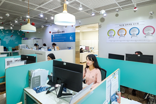 성신여대 대학일자리플러스센터는 선임컨설턴트를 비롯해 세 명의 컨설턴트와 네 명의 취업지원관, 그리고 취업 우울증을 겪는 청년을 위한 심리통합컨설턴트 등으로 구성돼 있다. 사진은 최수진 취업지원관. 사진 C영상미디어