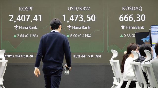 2024년 12월 30일 서울 중구 하나은행 딜링룸에서 딜러들이 업무를 하고 있다. 서울 외환시장에서 원/달러 환율은 전 거래일 주간거래 종가(1467.5원)보다 7.5원 오른 1475.0원에 출발했다. 사진 뉴시스