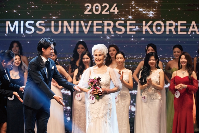 최순화 씨는 지난해 9월 열린 2024 미스 유니버스 코리아에 출전해 ‘베스트드레서상’을 받았다. 사진 AP통신