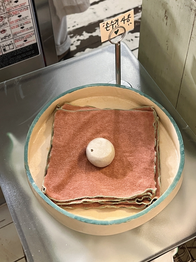 카페 내부엔 일회용 빨대 대신 스테인리스 빨대를, 종이휴지 대신 손수건을 비치해뒀다. 사진 얼스어스