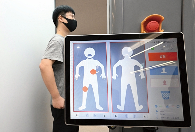 관세청은 인천국제공항 입국장에서 신체에 숨긴 마약 등을 검색하는 밀리미터파 신변검색기를 도입했다. 사진은 해당 장비를 통해 마약밀수를 단속하는 방법을 시연하는 모습. 사진 뉴시스
