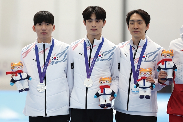 스피드스케이팅 남자 팀 추월에서 은메달을 목에 건 (오른쪽부터) 이승훈, 박상언, 정재원의 모습. 사진 뉴시스