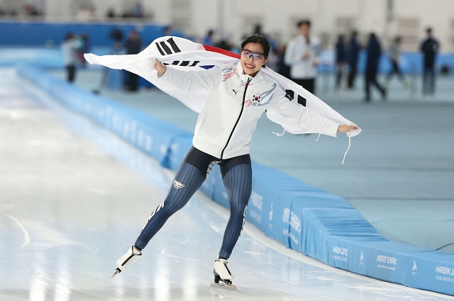 출전 전 종목에서 메달을 따낸 이나현이 2월 11일 스피드스케이팅 여자 1000m 경기에서 동메달을 획득한 뒤 세리머니를 하고 있다. 사진 뉴시스