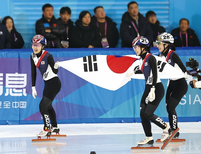 2월 8일 여자 쇼트트랙 500m에서 금·은·동메달을 모두 휩쓴 (왼쪽부터) 최민정, 이소연, 김길리가 태극기를 들고 활짝 웃고 있다. 사진 뉴시스