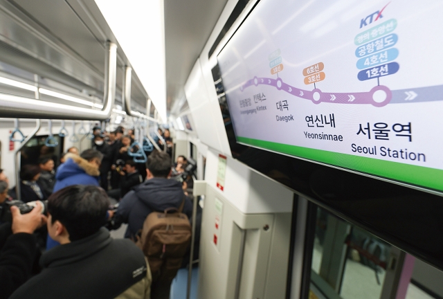 2024년 12월 28일 개통한 GTX-A 노선 운정중앙~서울역 구간 운행 편을 이용한 이가 60일 동안 219만 3437명인 것으로 집계됐다. 사진은 해당 구간 운행 열차 내부 모습이다. 사진 뉴시스