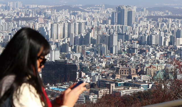 서울 남산에서 본 서울 시내 아파트 단지 모습. 국토교통부는 청년층의 내 집 마련을 지원하기 위해 3월 말 ‘청년 주택드림 대출’을 출시한다. 사진 뉴시스