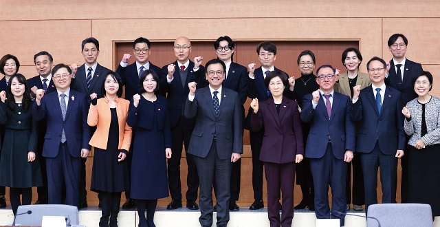 최상목 대통령 권한대행 부총리 겸 기획재정부 장관이 2월 24일 정부서울청사에서 열린 ‘2025 탄소중립녹색성장위원회 제2기 출범식’에서 한화진 공동위원장을 비롯한 민간위원들과 기념촬영을 하고 있다. 사진 뉴시스