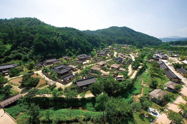 소수서원과 접하고 있는 ‘선비촌’은 ‘선비세상’과 함께 ‘2025 열린관광지’에 선정됐다. 선비촌에선 청렴과 검박함을 잃지 않았던 선비들의 생활상을 엿볼 수 있다. 사진 영주시청