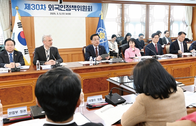 최상목 대통령 권한대행 부총리 겸 기획재정부 장관이 3월 5일 정부서울청사에서 ‘제30차 외국인정책위원회’를 주재하고 있다. 사진 기획재정부