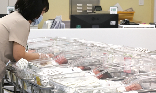 보건복지부가 자격 요건을 완화하고 지원 횟수를 확대한 ‘2025년도 가임력 검사비 지원 사업’을 시행한 지 두 달 만에 9만 4000여 명이 참여를 신청했다. 사진은 인천 미추홀구 소재 한 병원의 신생아실 모습. 사진 뉴시스