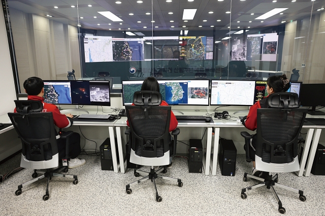 산림청 소속 국립산림과학원 산림재난예측·분석센터 직원들이 전국의 산불 발생 위험 지역들을 관찰하고 있다. 사진 국립산림과학원