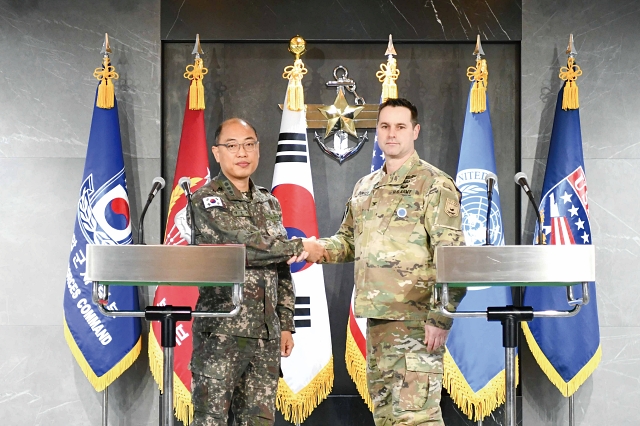 합참 공보실장 이성준 대령(왼쪽)과 연합사 공보실장 라이언 도널드 대령이 3월 6일 서울 용산구 합동참모본부에서 ‘자유의 방패’ 연습 공동 브리핑 후 악수하고 있다. 사진 국방부