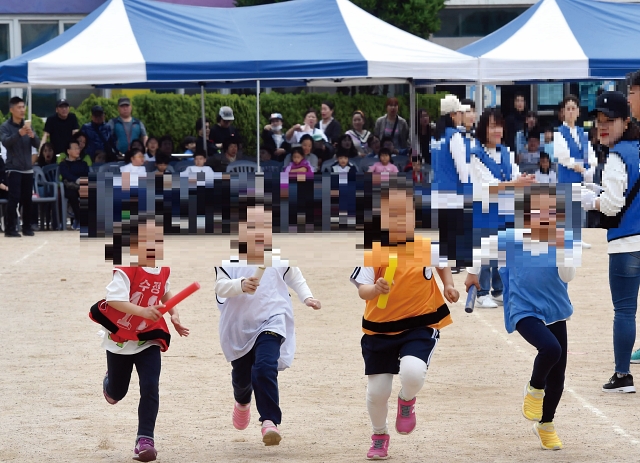 식품의약품안전처는 3월 5일 학부모들의 관심이 많은 ‘키 성장’ 관련 제품의 불법 광고·판매 실태를 집중적으로 점검한 결과 221건의 위반 사례를 확인했다고 밝혔다. 사진은 부산 소재 한 초등학교 운동회에서 어린이들이 뛰는 모습. 사진 뉴시스