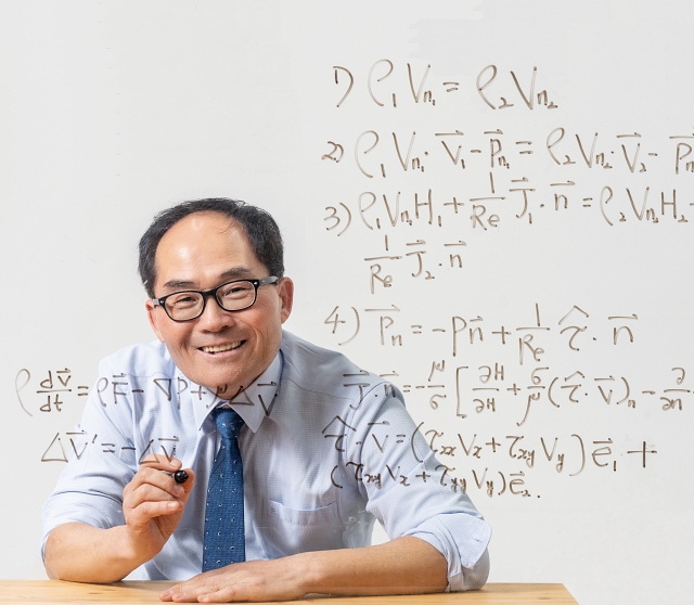 공근식 박사가 극초음속 분야 주요 공식 가운데 하나인 랭킨 휴고니오트 관계 공식을 적으며 웃고 있다. 사진 C영상미디어