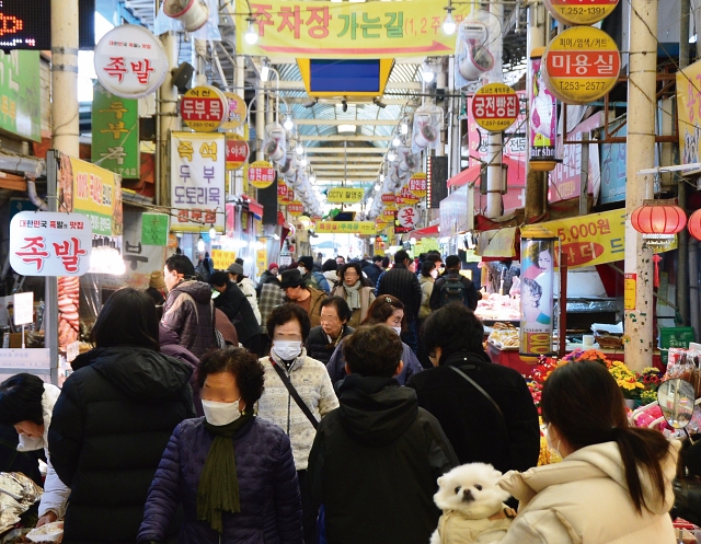 1월 23일 충북 청주시 육거리종합시장이 시민들로 북적이고 있다. 사진 뉴시스