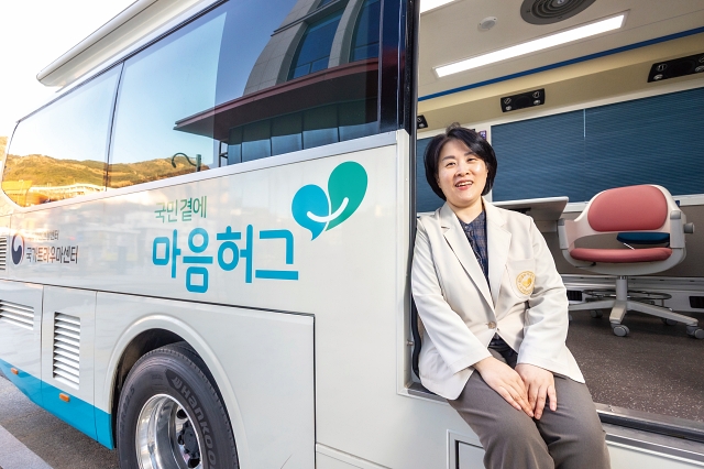 심민영 국가트라우마센터장이 2018년 국내 최초로 도입한 ‘마음안심버스’에 앉아 있다. 사진 C영상미디어