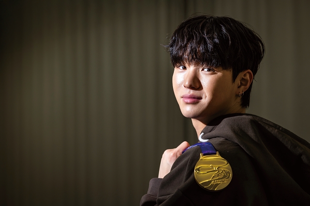 이승훈이 2025 하얼빈동계아시안게임에서 딴 금메달을 들고 있다. 생애 처음 출전한 아시안게임에서의 메달이자 우리나라 프리스키 하프파이프 역사상 최초의 금메달이다. 사진 C영상미디어