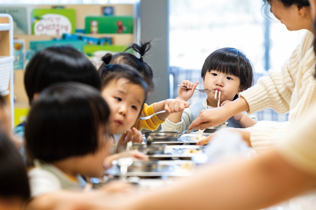 아이들은 식당 또는 각 반 교실에서 교사와 함께 식사를 한다. 사진은 점심을 맛있게 먹고 있는 아이들의 모습.