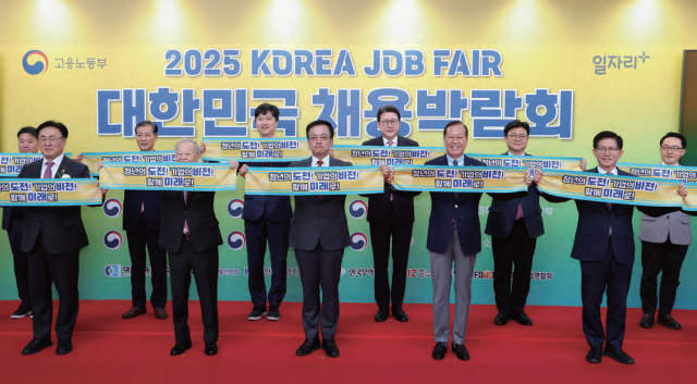 최상목 대통령 권한대행 부총리 겸 기획재정부 장관이 3월 19일 서울 서초구 aT센터에서 열린 ‘2025 대한민국 채용박람회’ 개막식에서 참석자들과 함께 개막 세리머니를 하고 있다. 사진 뉴시스