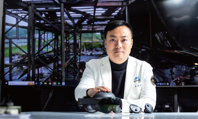 국립과학수사연구원 김선재 공업연구관이 ‘가상현실(VR)을 통한 최첨단 재난 조사 기법’에 필수적인 HMD와 컨트롤러를 보여주고 있다. 사진 C영상미디어