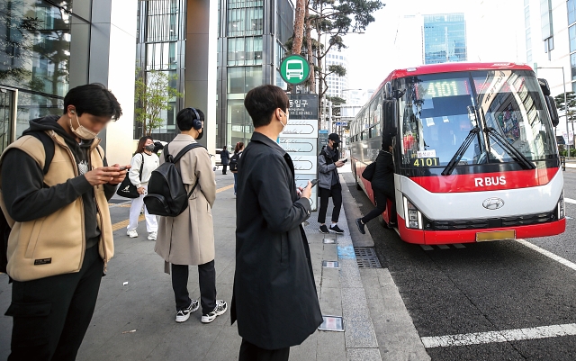 국토교통부 대도시권광역교통위원회는 수도권 외곽과 서울 주요 거점을 잇는 4개 광역버스 준공영제 노선을 4월 1일부터 순차적으로 운행할 예정이다. 사진 뉴시스