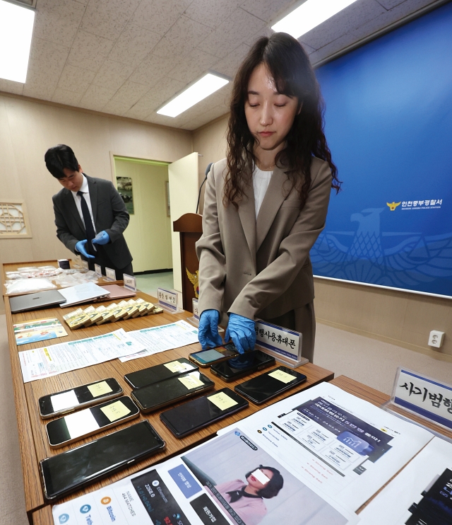 2024년 6월 인천중부경찰서가 압수한 대포폰. 신분증 위·변조를 통한 휴대전화 부정 개통을 차단하는‘신분증 사진 진위확인 서비스’가 3월 25일부터 시행되고 있다. 사진 뉴시스