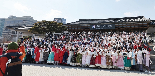 2월 23일 서울 종로구 국립고궁박물관에서 인도네시아 단체관광객들이 한복을 입고 기념촬영을 하고 있다. 사진 뉴시스