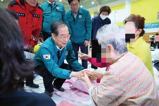 한덕수 대통령 권한대행 국무총리가 3월 24일 경북 의성군 의성체육관에 마련된 주민대피소를 방문해 대피 주민들을 위로하고 있다. 사진 국무총리비서실