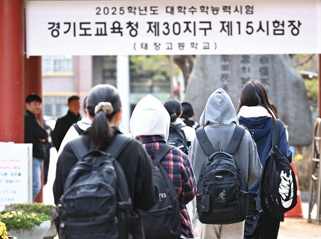 2024년 11월 14일 대학수학능력시험을 보기 위해 수험생들이 시험장으로 들어가고 있다. 한국교육과정평가원은 3월 25일 ‘킬러문항’을 배제하고 EBS와의 연계율을 50% 수준으로 유지하겠다는 내용의 2026학년도 수능 시행기본계획을 발표했다. 사진 뉴시스