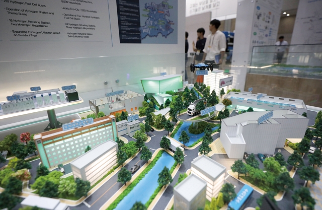 2023년 9월 경기 고양시 킨텍스에서 열린 ‘2023 월드 스마트시티 엑스포’에 전시된 미래 도시 모형. 스마트 기술이 활성화된 도시를 상상해 만들었다. 사진 뉴시스