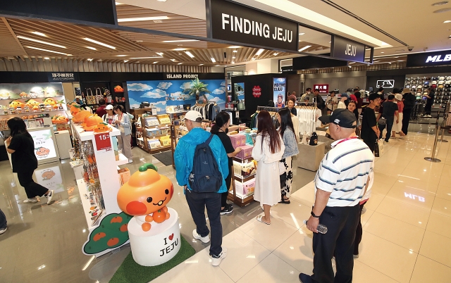 제주 소재 한 면세점에서 관광객들이 쇼핑을 하고 있다. 기획재정부는 3월 21일 제주 지정면세점에서 주류를 구매할 때 적용됐던 ‘병 수 제한’ 규정을 폐지하고 5월부터 시행한다고 밝혔다. 사진 뉴시스