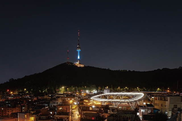 우뚝 솟은 남산서울타워와 조화를 이루며 해방촌의 아이콘이 된 신흥시장의 야경. 투명한 비닐로 된 고리 형태 지붕으로 조명이 투과돼 하얀 구름처럼 보인다. 사진 건축사진가 신재익