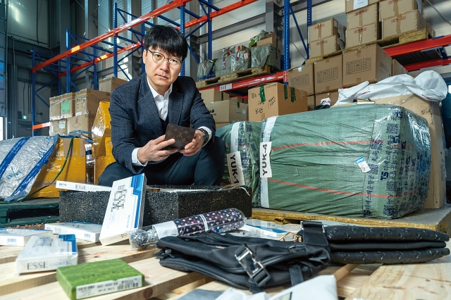 인천본부세관 조사총괄과 정병삼 총괄기획팀장이 2월 21일 통합검사장 압수창고에서 압수품들을 살피고 있다. 사진 C영상미디어