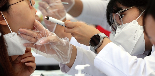 2022년 6월 &lsquo;구강보건의 날&rsquo; 행사 부스에서 한 시민이 치과 검진을 받고 있다. 보건복지부는 전국 29개 지방자치단체에서 65세 이상 재가 노인을 대상으로 하는 &lsquo;방문 구강건강관리 시범사업&rsquo;을 시행한다. 사진 뉴시스