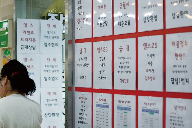 토지거래허가제가 재시행된 3월 24일 서울 송파구의 한 부동산 모습. 국토교통부는 서울 주요 지역 아파트의 이상거래를 대상으로 한 현장점검, 자금조달 내역에 대한 정밀 기획조사를 진행 중이다. 사진 뉴시스