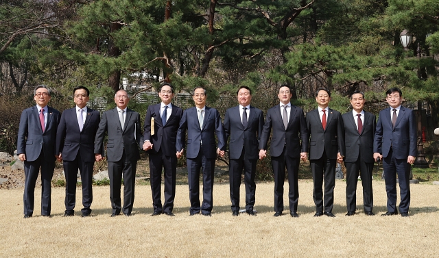 한덕수 대통령 권한대행 국무총리가 4월 1일 서울 종로구 삼청동 총리공관에서 열린 &lsquo;제1차 경제안보전략 TF 회의&rsquo;에서 참석자들과 기념촬영을 하고 있다. 사진 국무총리비서실