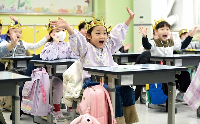 3월 4일 경기 수원시 대평초등학교에서 열린 입학식에서 신입생 어린이들이 담임선생님과 인사를 나누고 있다. 사진 뉴시스