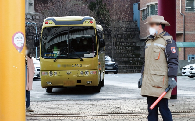 서울 중구의 한 초등학교에서 통학용 전세버스가 이동하고 있다. 사진 뉴시스