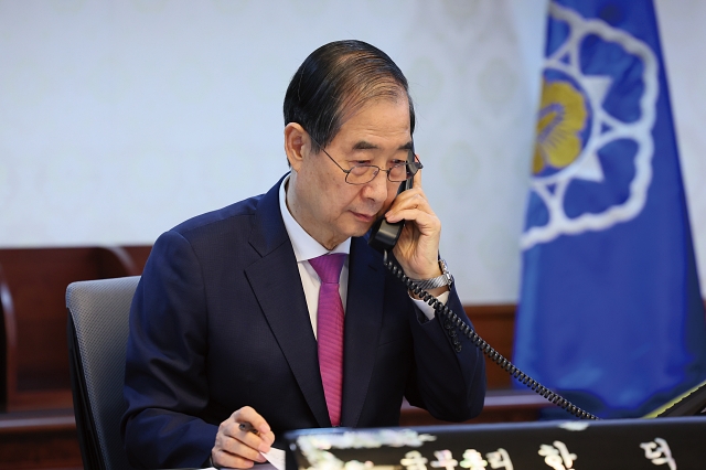 한덕수 대통령 권한대행 국무총리가 4월 8일 정부서울청사에서 도널드 트럼프 미국 대통령과 통화하고 있다. 사진 국무총리비서실
