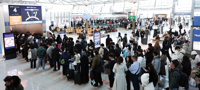 2025년 1월 설연휴를 하루 앞두고 해외로 떠나려는 여행객들이 인천국제공항 출국장에 들어가기 위해 줄을 서고 있다. 사진 뉴시스
