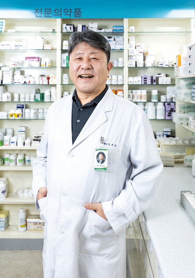 경남 창원시에서 약국을 운영하는 조근식 약사는 지체장애를 딛고 14년간 라오스에 20개의 학교를 설립하는 등 국경을 허무는 나눔을 실천해왔다. 사진 C영상미디어