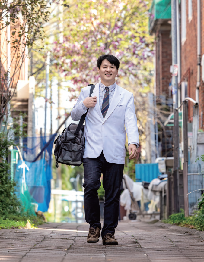 경기도 부천시의 의료·돌봄 통합지원 시범사업에 참여하는 김범석 중동한의원 원장. 사진 C영상미디어