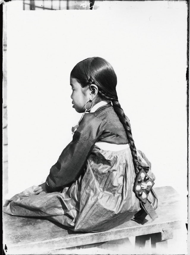 ‘평북창성 귀걸이를 한 소녀 옆모습’, 1910년대 일본인 촬영