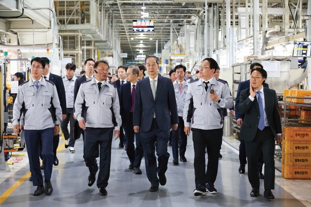 한덕수 대통령 권한대행 국무총리가 4월 15일 광주광역시 서구 기아 오토랜드 공장 내부를 시찰하고 있다. 사진 국무총리비서실