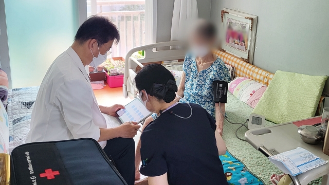 경기 부천시의 한 주택을 방문한 의료진이 의료·돌봄 통합지원 대상자를 진료하고 있다. 사진 부천시청