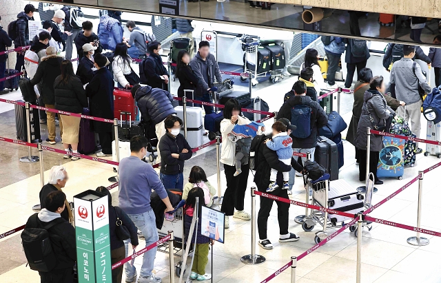 2월 28일 서울 강서구 김포국제공항 국제선 출국장이 삼일절 연휴를 맞아 해외여행을 가려는 여행객으로 붐비고 있다. 사진 뉴시스