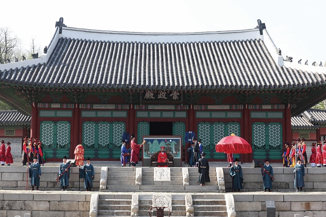 4월 24일 서울 경희궁에서 열린 조선통신사 재현 행사는 삼사 임명식으로 시작됐다